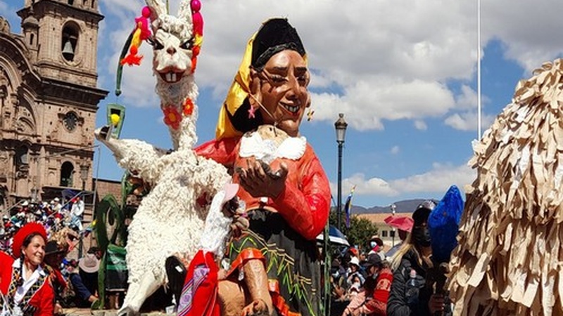 The Spectacular Parade of Allegories: Showcasing Cusco's University Spirit
