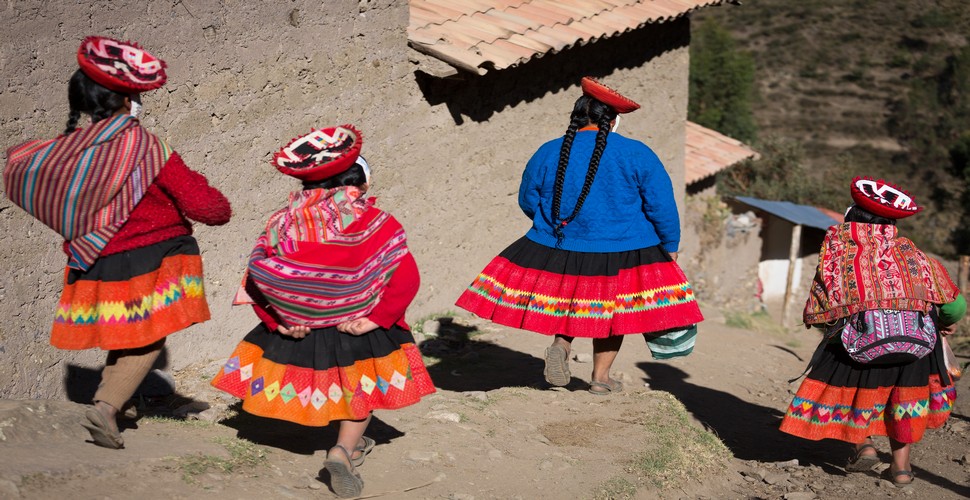 The weaving village of Huilloc can be visited on a Sacred Valley tour from Cusco. Heading into the mountains from Ollantaytambo, the Huilloc community is a Quechua-speaking indigenous community located in the highlands of the Sacred Valley of the Incas in Peru.
