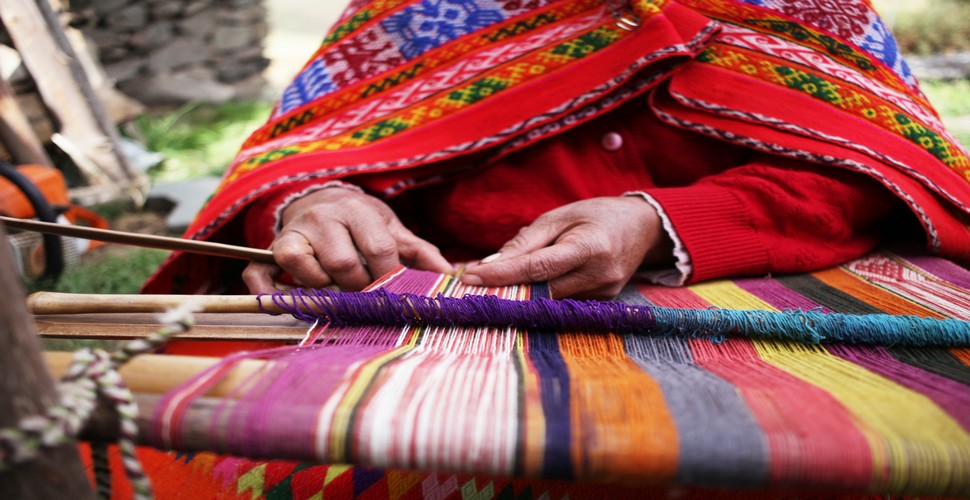 On a Sacred Valley tour from Cusco, visit a traditional weaving community. This offers travelers the opportunity to engage with local people. It also gives the opportunity to learn about traditional weaving techniques and support sustainable tourism practices.