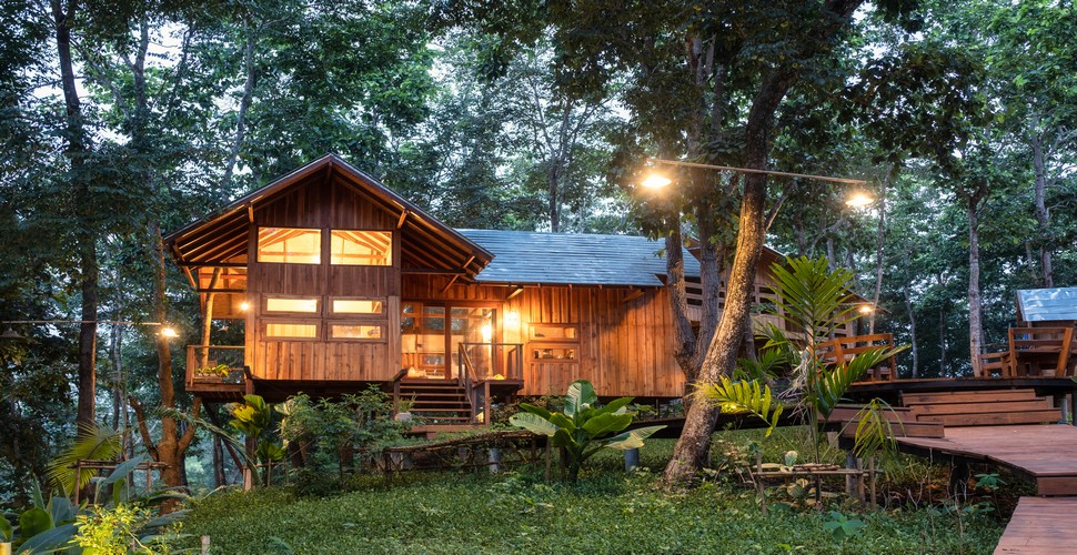 Stay in Eco lodges on your Iquitos jungle tours and harmonize with the rainforest. Our Iquitos tours will take you to the heart of The Amazon, when you travel to Iquitos, Peru.