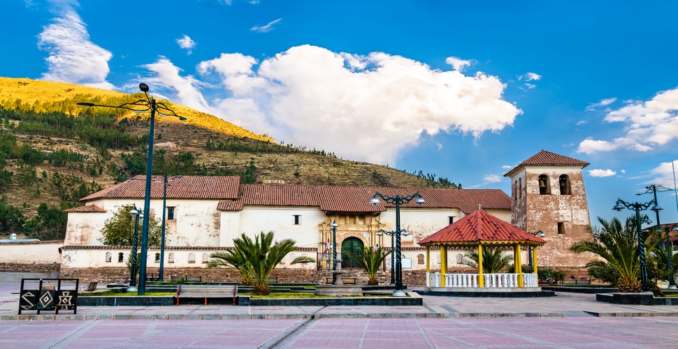 The Checacupe Church, is a stop-off on Cusco tours to  Palcoyo Rainbow Mountain.  This colonial-era church is located in the town of Checacupe and is famous for its impressive Inca-style bridge. This, perfect for a break-stop on your Cusco day trips to Palcoyo.