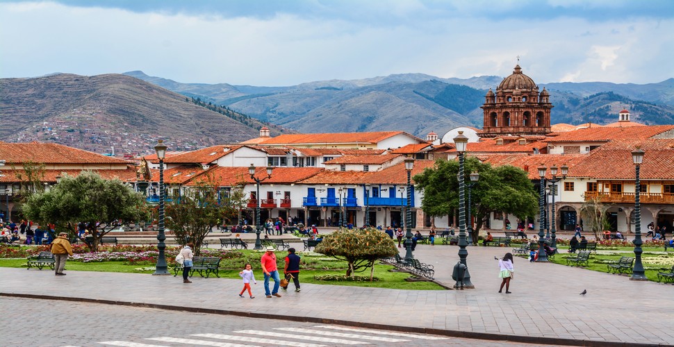 The Plaza de Armas is a hub of activity, with many restaurants, shops, and cafes. This meeting place is where locals and tourists alike gather to relax and enjoy the atmosphere. It is generally included on Cusco day trips.