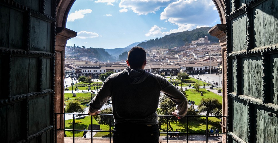 One of the highlights of visiting the Plaza de Armas on a Cusco city tour is the opportunity to enjoy balcony views overlooking the square. Several buildings around the plaza have balconies that offer panoramic views of the bustling square below.