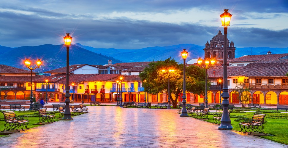  During the dry season, which runs from May to October, you can expect mild, sunny days and cold nights on the Plaza de Armas. The weather is generally pleasant during this time, to explore the Plaza de Armas on your Cusco excursions by day or night!