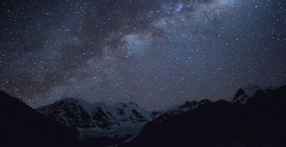 Stargazing in the Cordillera Blanca, the highest mountain range in Peru, offers a stunning view of the night sky. Peru adventure tours to the Huaraz región offer amazing treks and stunning nighttime skies from March to October, in dry season.